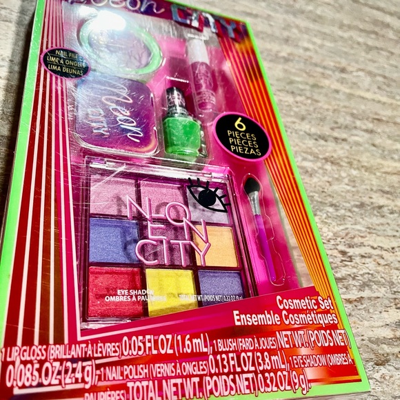 NIB Townley Neon City 6-piece set cosmetic set for girls - Picture 5 of 8